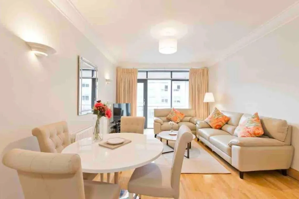 アパート Luxury Two Bedroom Apt In ダブリン アイルランド